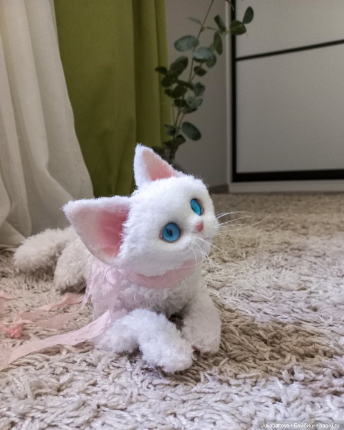 Белая кошечка Девон рекс — Текстильные игрушки и примитивы: кофейные (фото 7)