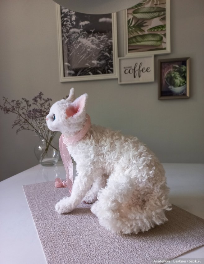 Белая кошечка Девон рекс — Текстильные игрушки и примитивы: кофейные