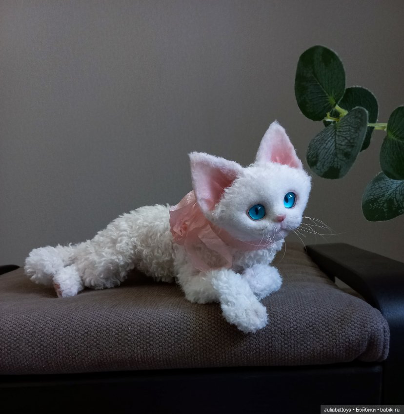 Белая кошечка Девон рекс — Текстильные игрушки и примитивы: кофейные