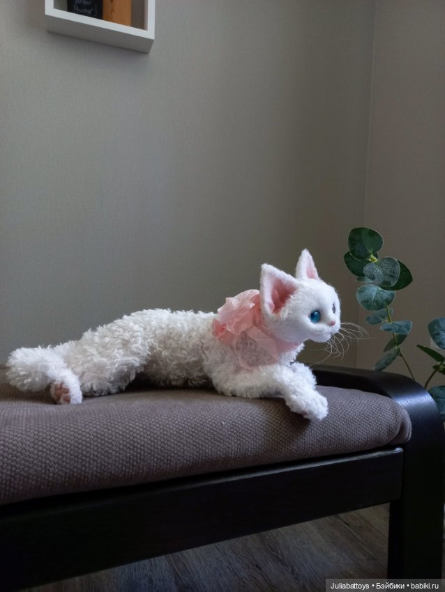 Белая кошечка Девон рекс — Текстильные игрушки и примитивы: кофейные