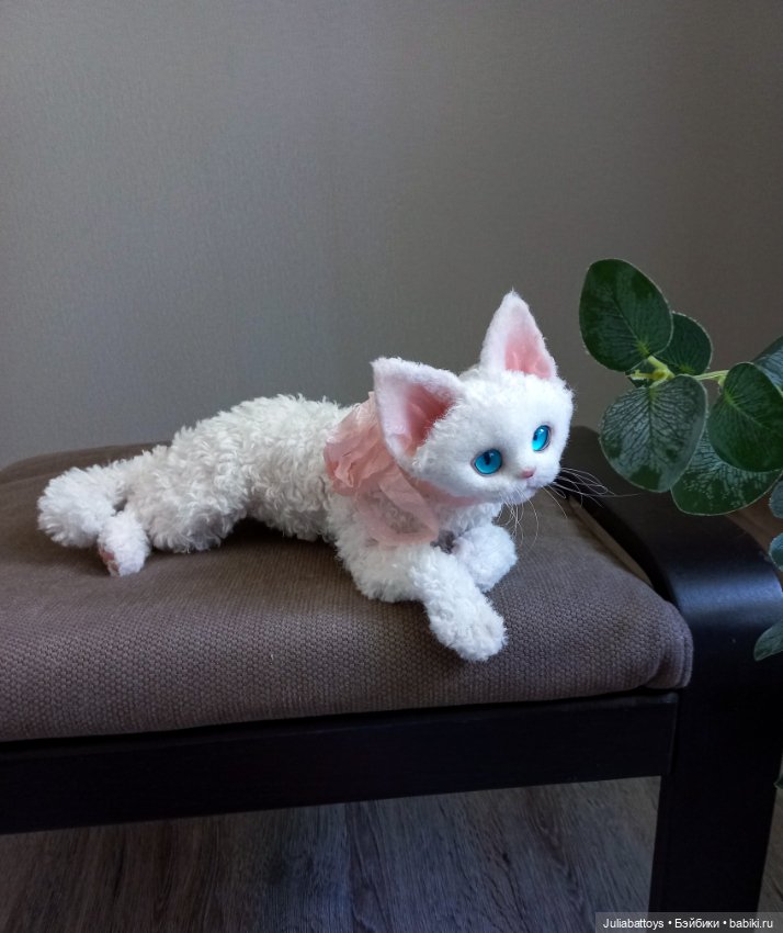 Белая кошечка Девон рекс — Текстильные игрушки и примитивы: кофейные