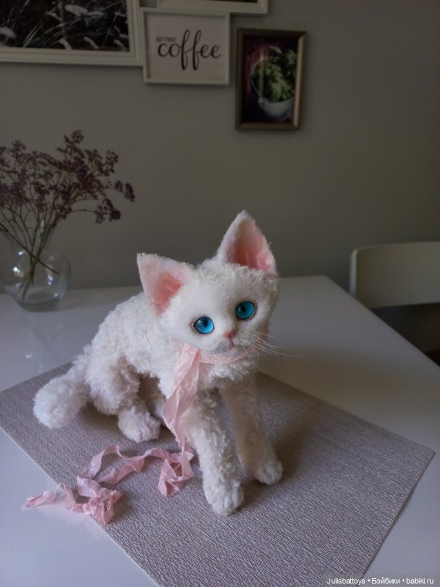 Белая кошечка Девон рекс — Текстильные игрушки и примитивы: кофейные