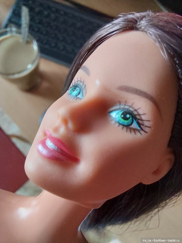 Полоса на лице Барби - нужна помощь