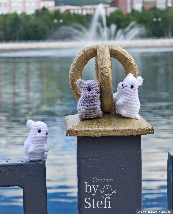 Кролики на прогулке — Вязаные игрушки и амигуруми: крючком