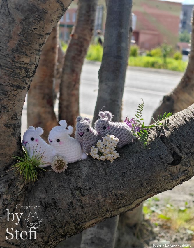 Кролики на прогулке — Вязаные игрушки и амигуруми: крючком