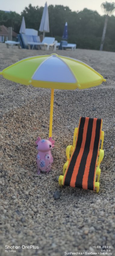 Кака на шезлонге, под шезлонгом, за шезлонгом и т д