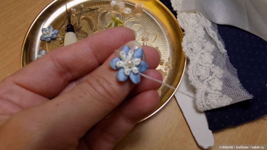 Три сестрицы.Две антикварные головки превращаются в очаровательных кукол. +Бонус: бигуди для завивки маленьких паричков