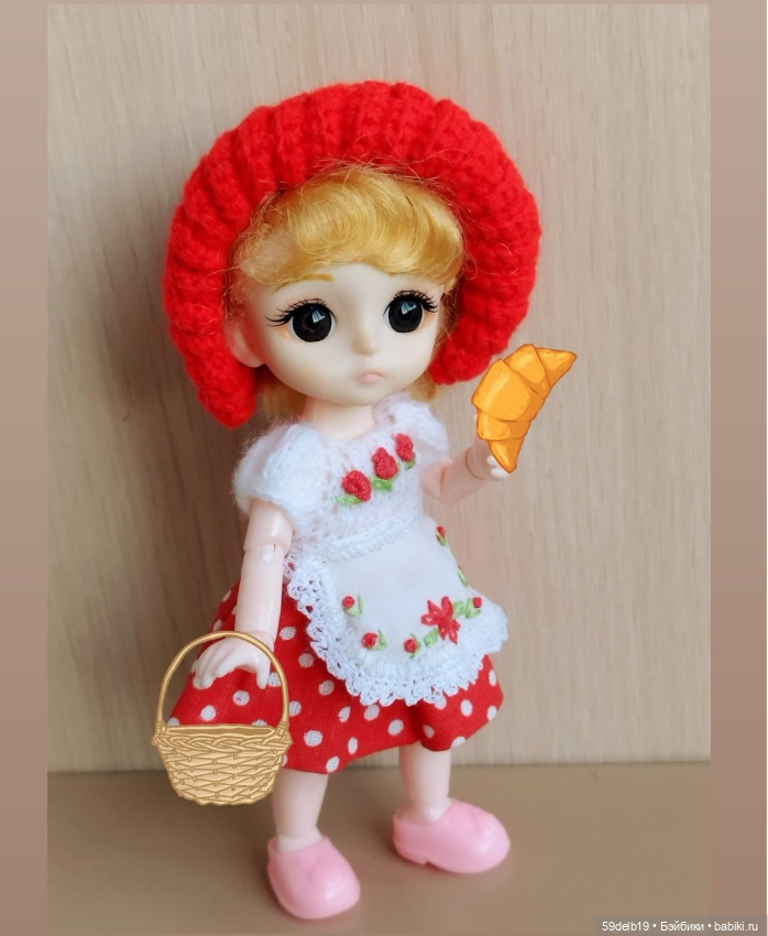 Красная Шапочка по лесу идёт и пирожки в корзинке бабушке несёт