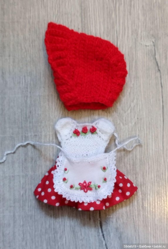 Красная Шапочка по лесу идёт и пирожки в корзинке бабушке несёт