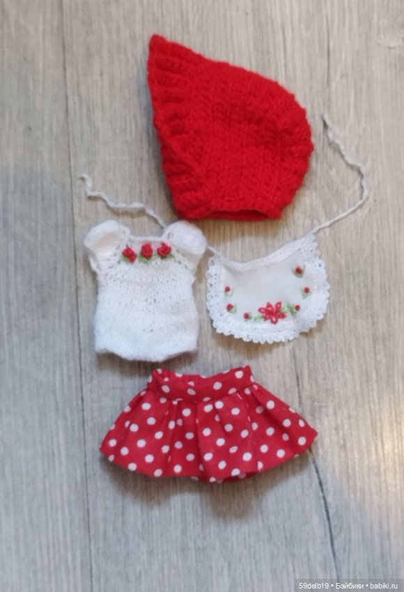 Красная Шапочка по лесу идёт и пирожки в корзинке бабушке несёт