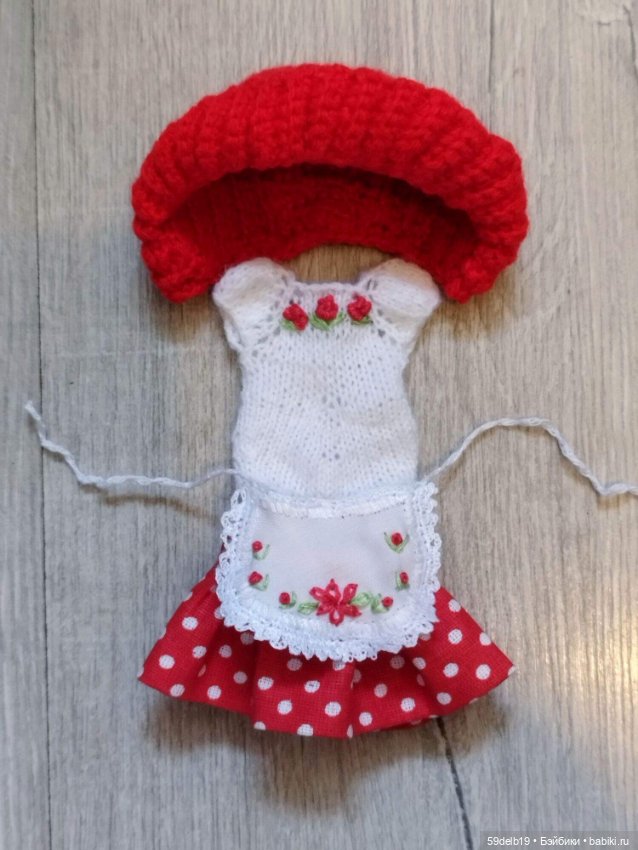 Красная Шапочка по лесу идёт и пирожки в корзинке бабушке несёт