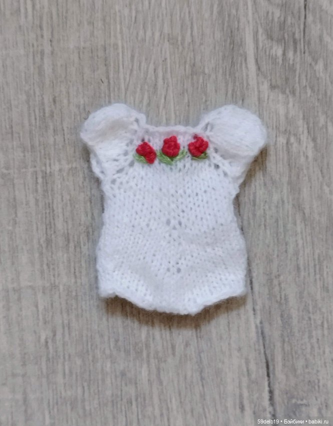 Красная Шапочка по лесу идёт и пирожки в корзинке бабушке несёт