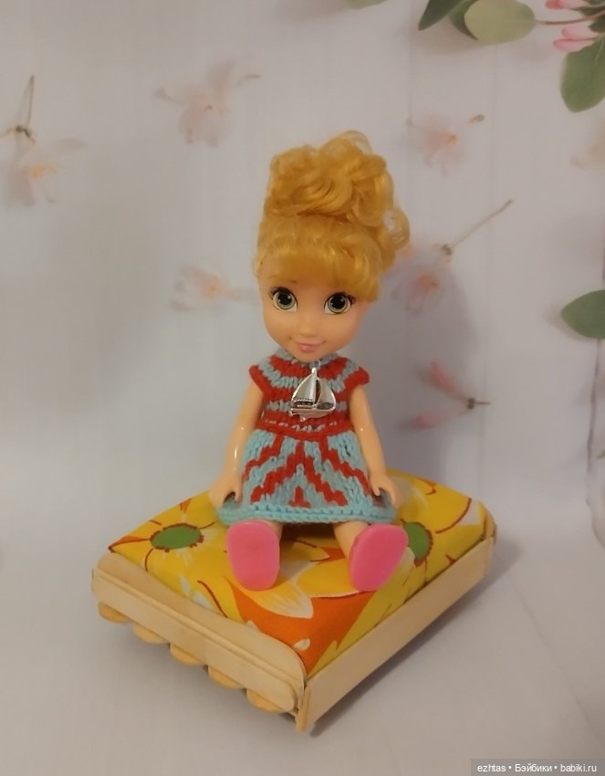 Мягкий пуфик в дачном стиле