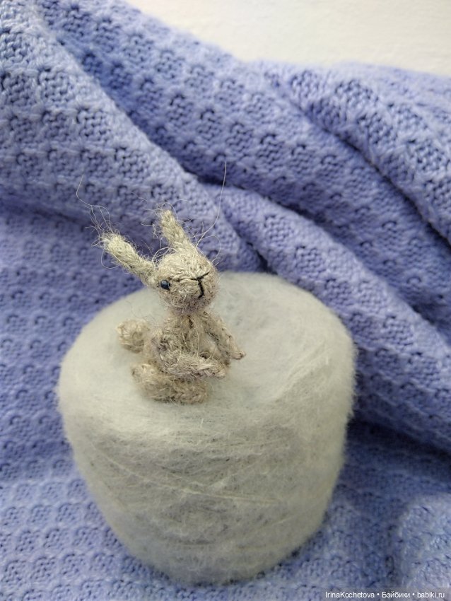 Маленький зайчик в больших и сильных руках (фото 3)