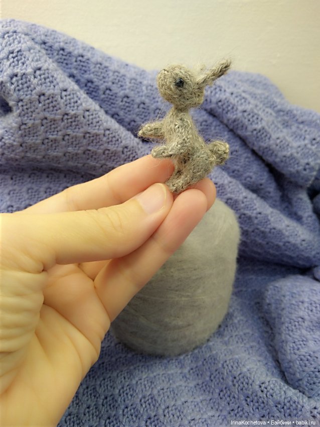 Маленький зайчик в больших и сильных руках (фото 4)