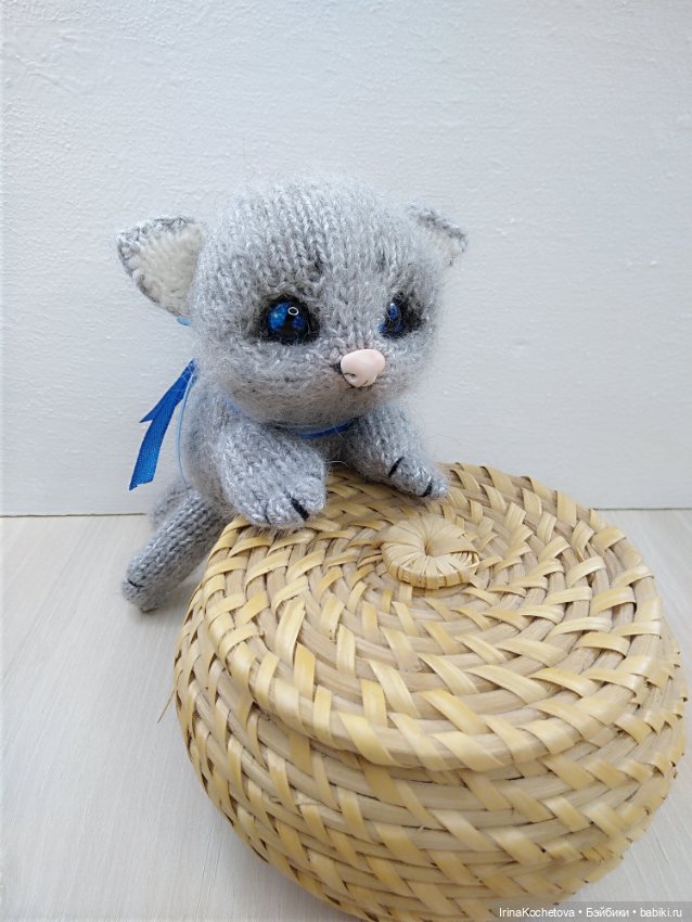 Маленький зайчик в больших и сильных руках