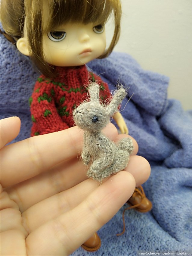 Маленький зайчик в больших и сильных руках (фото 5)