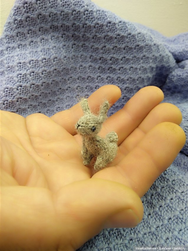 Маленький зайчик в больших и сильных руках (фото 2)