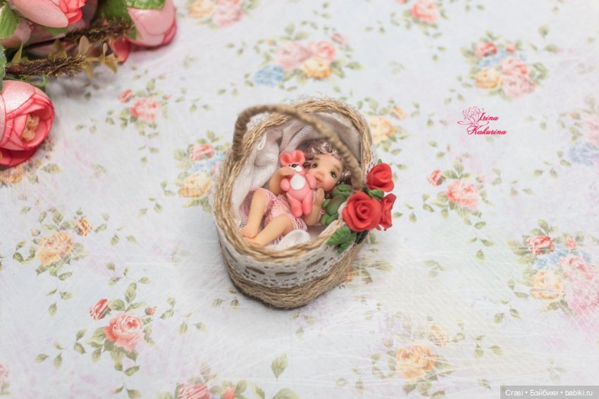 Малышка в корзинке — Авторские миниатюрные куклы: лепка (фото 2)