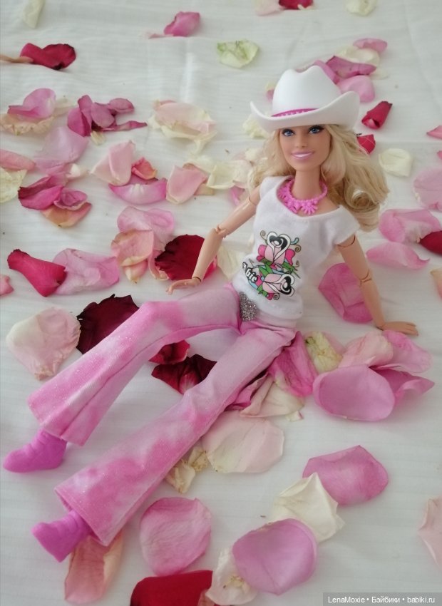 Кукла Barbie the Movie в лепестках роз