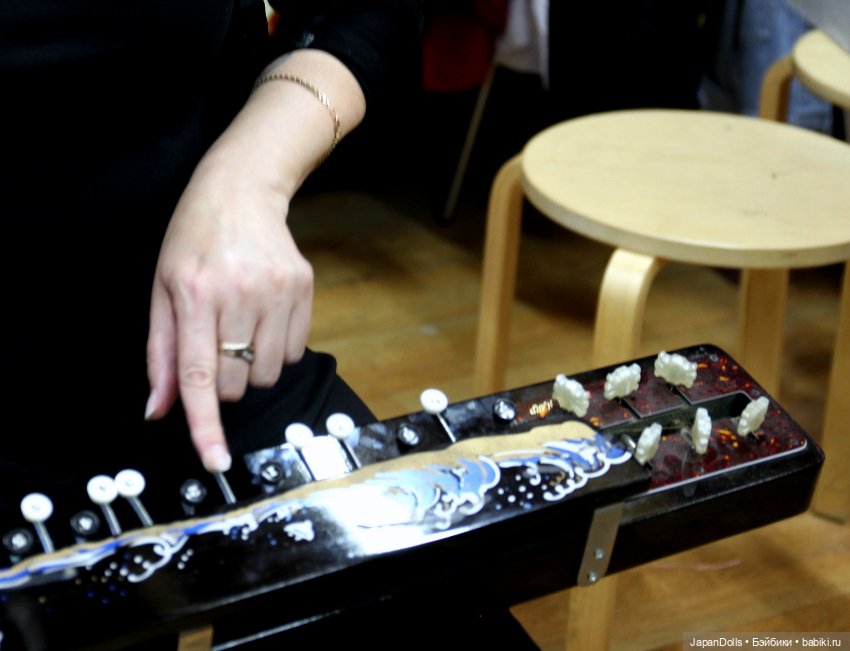 Поиграть на тайсёкото на выставке "Япония. Куклы, сказки и легенды" (фото 2)