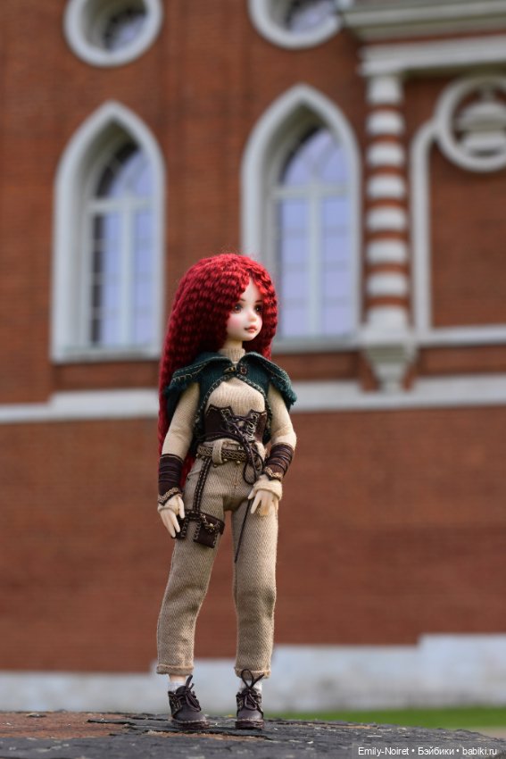 Девочка с кудрями винного цвета