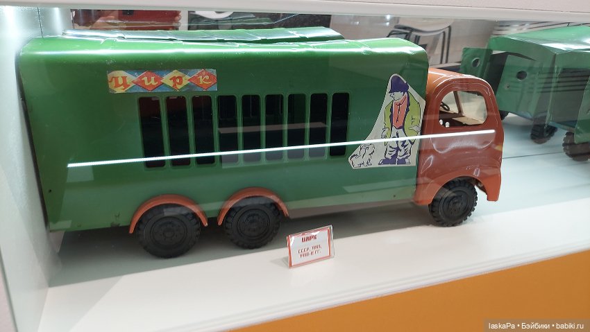 "Конь-огонь. XX век в истории игрушек". Лошадки Елены Кармацкой