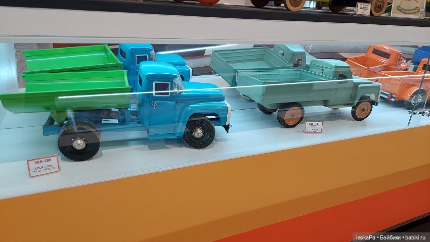 "Конь-огонь. XX век в истории игрушек". Лошадки Елены Кармацкой