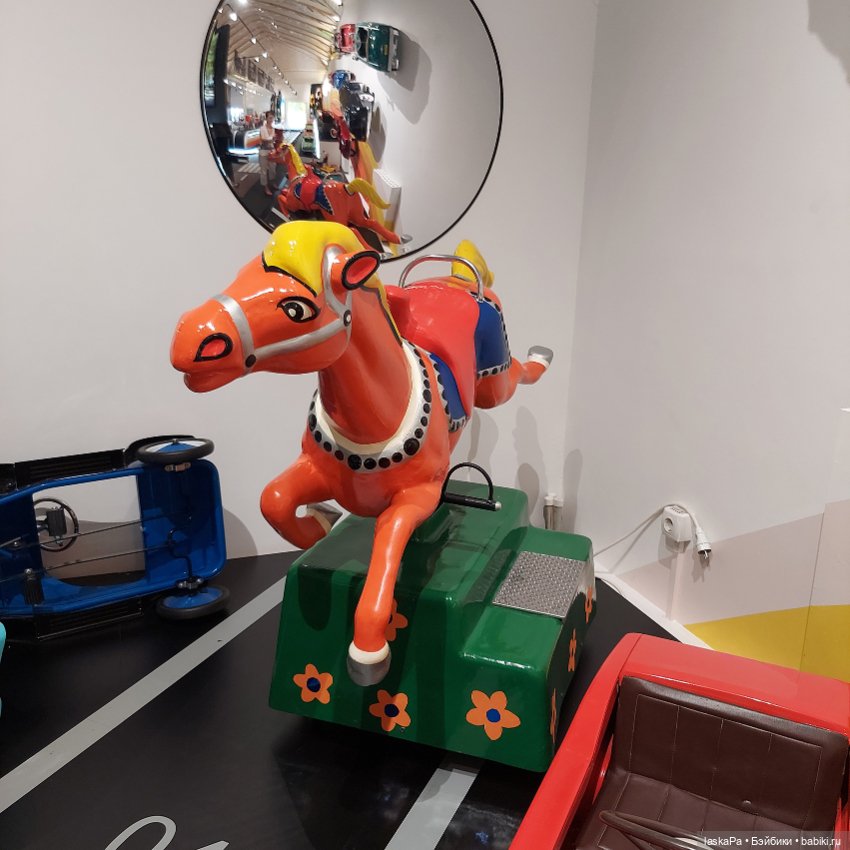 "Конь-огонь. XX век в истории игрушек". Лошадки Елены Кармацкой
