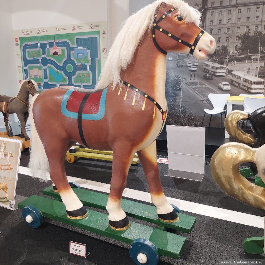 "Конь-огонь. XX век в истории игрушек". Лошадки Елены Кармацкой