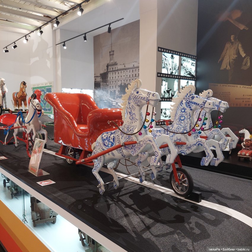 "Конь-огонь. XX век в истории игрушек". Лошадки Елены Кармацкой