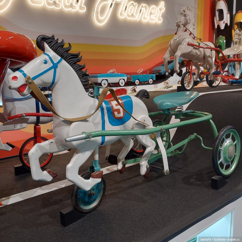 "Конь-огонь. XX век в истории игрушек". Лошадки Елены Кармацкой