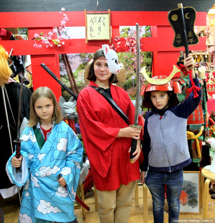 Веселая компания на выставке "Япония. Куклы, сказки и легенды"