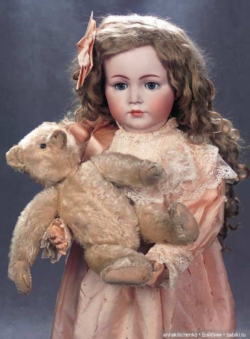 Много фотографий с забавными медведями и антикварными куклами