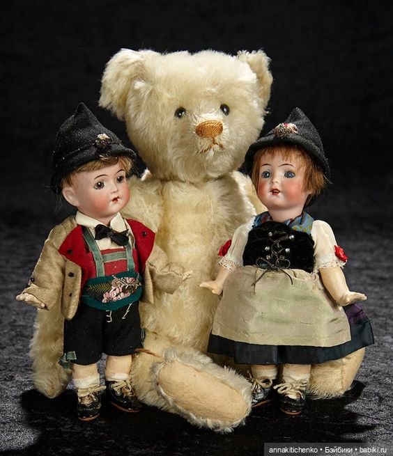 Много фотографий с забавными медведями и антикварными куклами (фото 8)