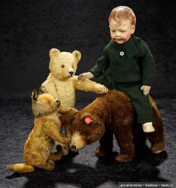 Много фотографий с забавными медведями и антикварными куклами