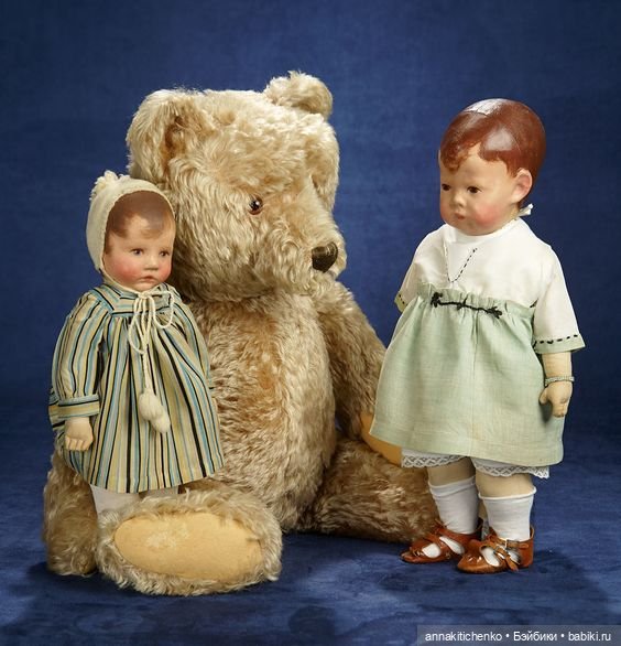Много фотографий с забавными медведями и антикварными куклами (фото 9)