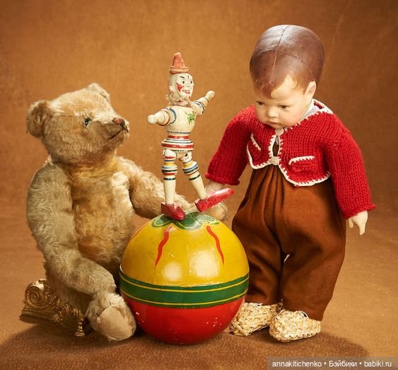 Много фотографий с забавными медведями и антикварными куклами