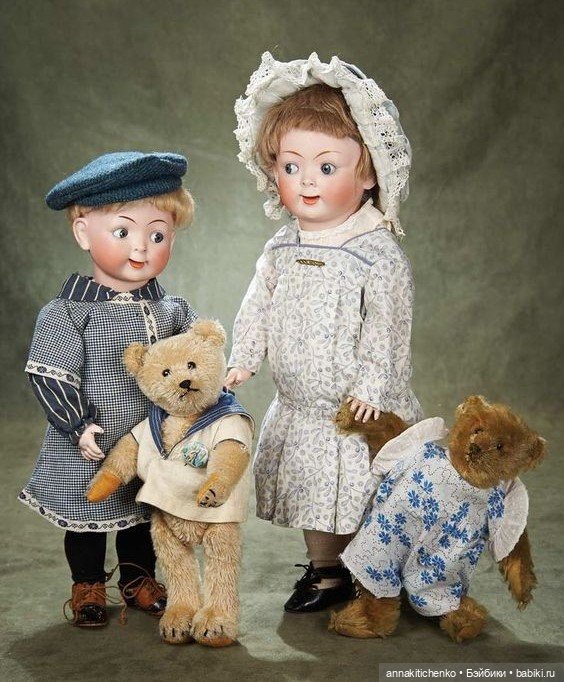 Много фотографий с забавными медведями и антикварными куклами