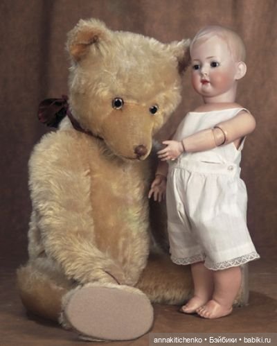 Много фотографий с забавными медведями и антикварными куклами