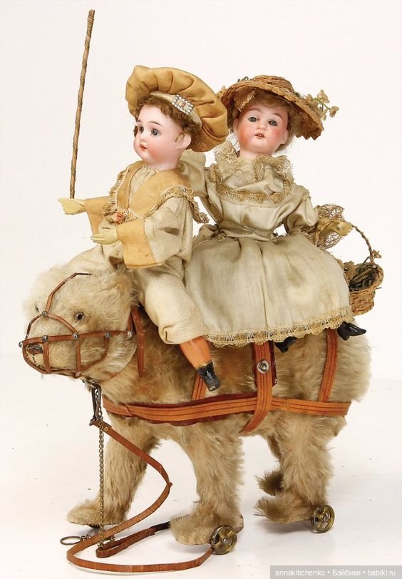 Много фотографий с забавными медведями и антикварными куклами