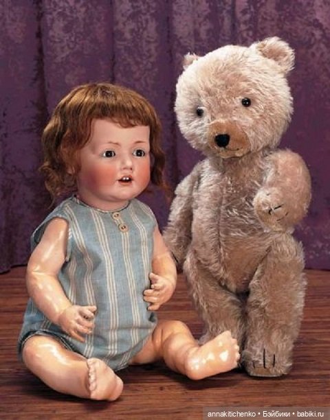 Много фотографий с забавными медведями и антикварными куклами