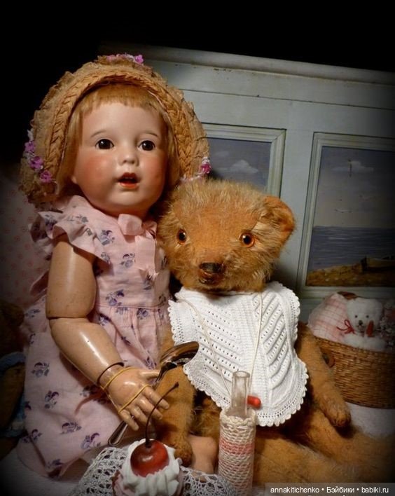Много фотографий с забавными медведями и антикварными куклами