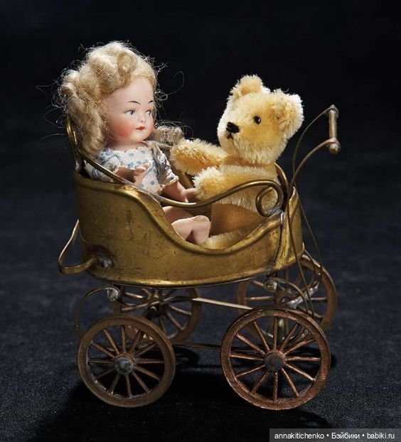 Много фотографий с забавными медведями и антикварными куклами
