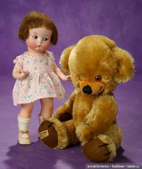 Много фотографий с забавными медведями и антикварными куклами