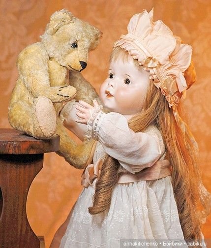 Много фотографий с забавными медведями и антикварными куклами