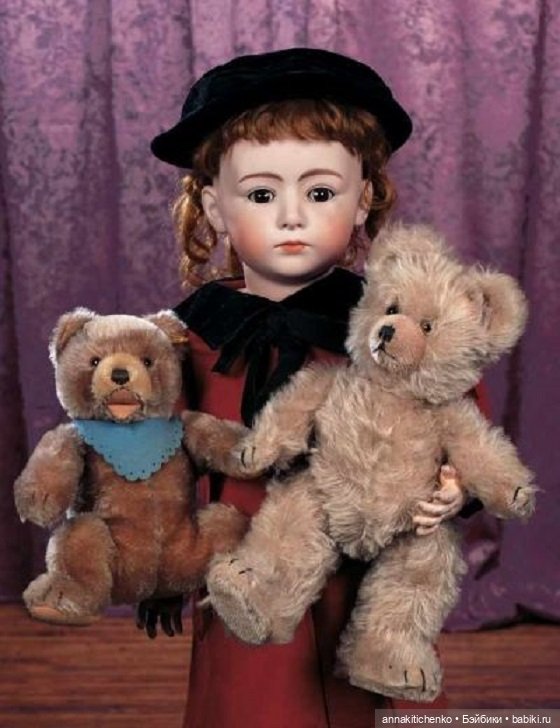 Много фотографий с забавными медведями и антикварными куклами