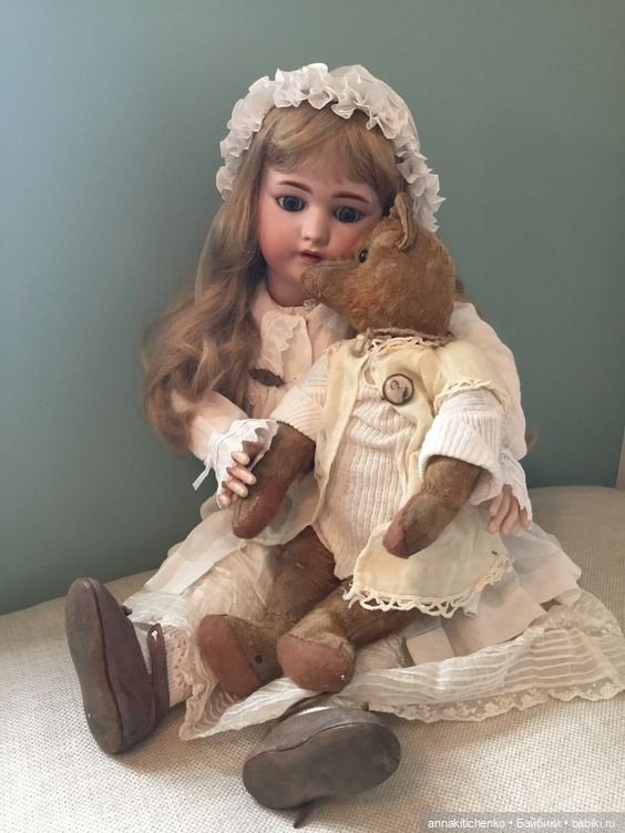 Много фотографий с забавными медведями и антикварными куклами