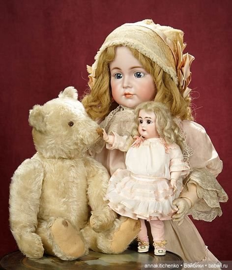 Много фотографий с забавными медведями и антикварными куклами