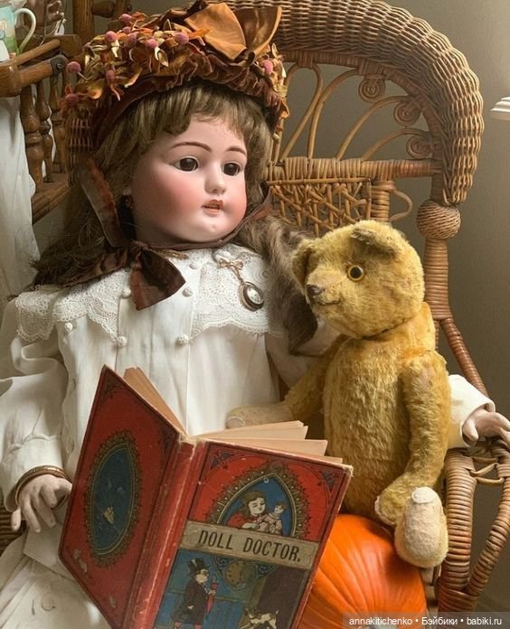 Много фотографий с забавными медведями и антикварными куклами